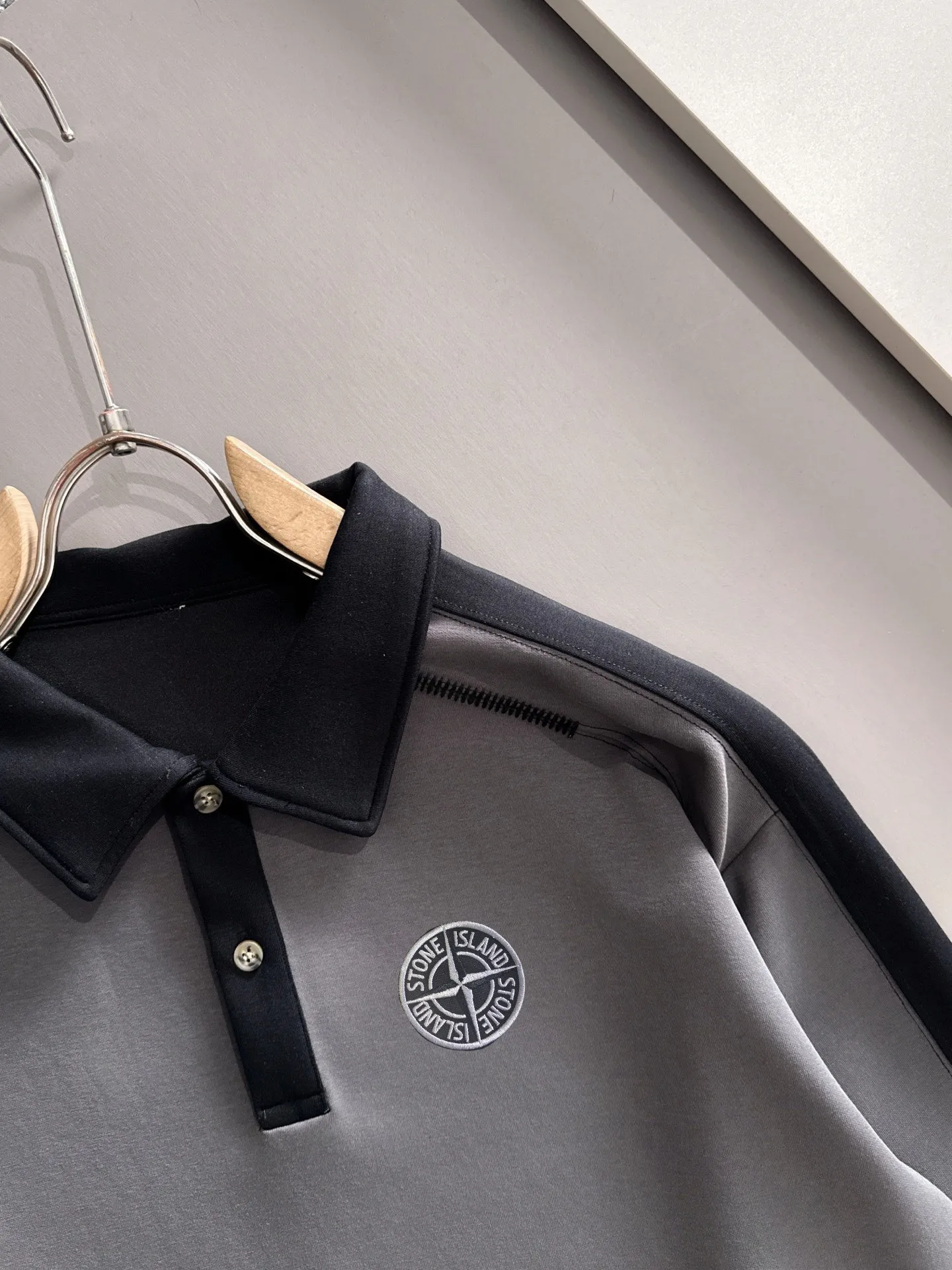 P360 Stone Island is the exclusive first release of 25ss autumn and winter new lapel sweatshirt long-sleeved men and women. Many celebrities share the same style. Craftsmanship that ordinary small workshops cannot copy. We are not afraid of any challenges in terms of materials, detail restoration and craftsmanship, just to provide you with wonderful products. Compare the top original versions at will. No expense is spared just to make it better. Unique imported fabric feel. Purely imported German machine production. Precision operation. Thousands of needles density. Full set of new accessories with three standards for simultaneous customization. The upper body is versatile and fashionable. A perfect choice for autumn and winter, a must-have item. Size chart: m-4XL (please state your height and weight when placing an order)